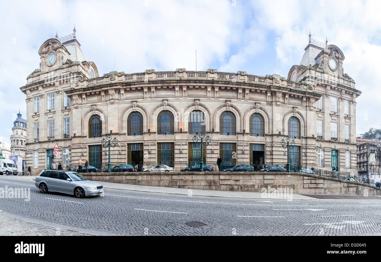 Alla stazione ferroviaria di Sao Bento, una delle più importanti stazioni ferroviarie della città con una linea di taxi in attesa di passeggeri. Foto Stock