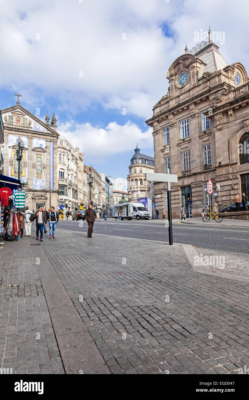 Porto, Portogallo. Vista dell'Almeida Garret piazza con la alla stazione ferroviaria di Sao Bento e Congregados Chiesa all'indietro. Foto Stock