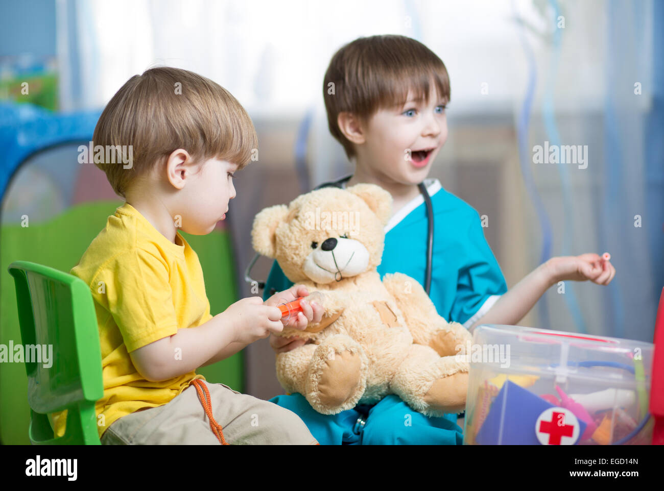 I bambini giocano medico con il giocattolo di peluche Foto Stock