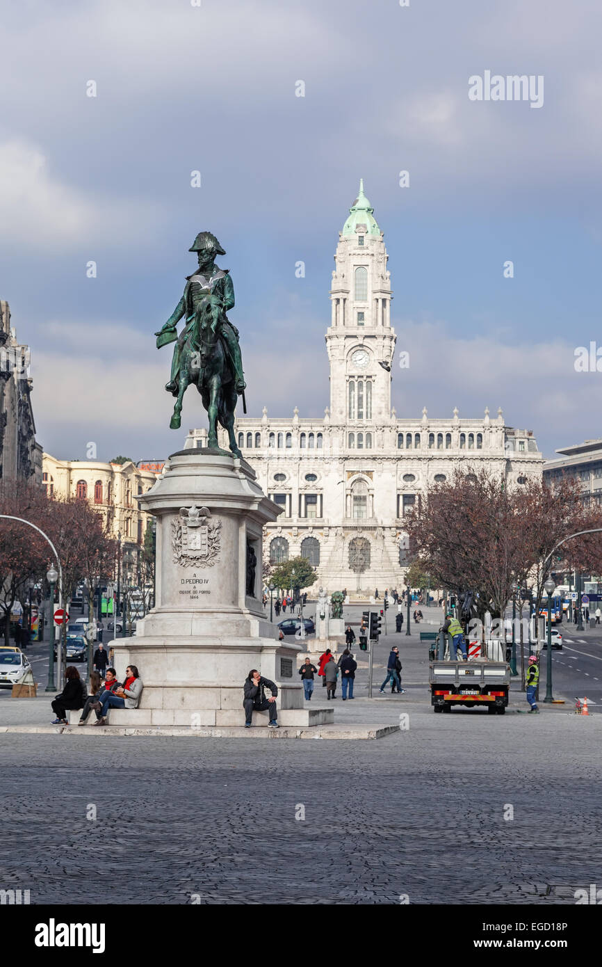Aliados Avenue con Dom Pedro IV statua e il Municipio di Porto situato nella parte superiore Foto Stock