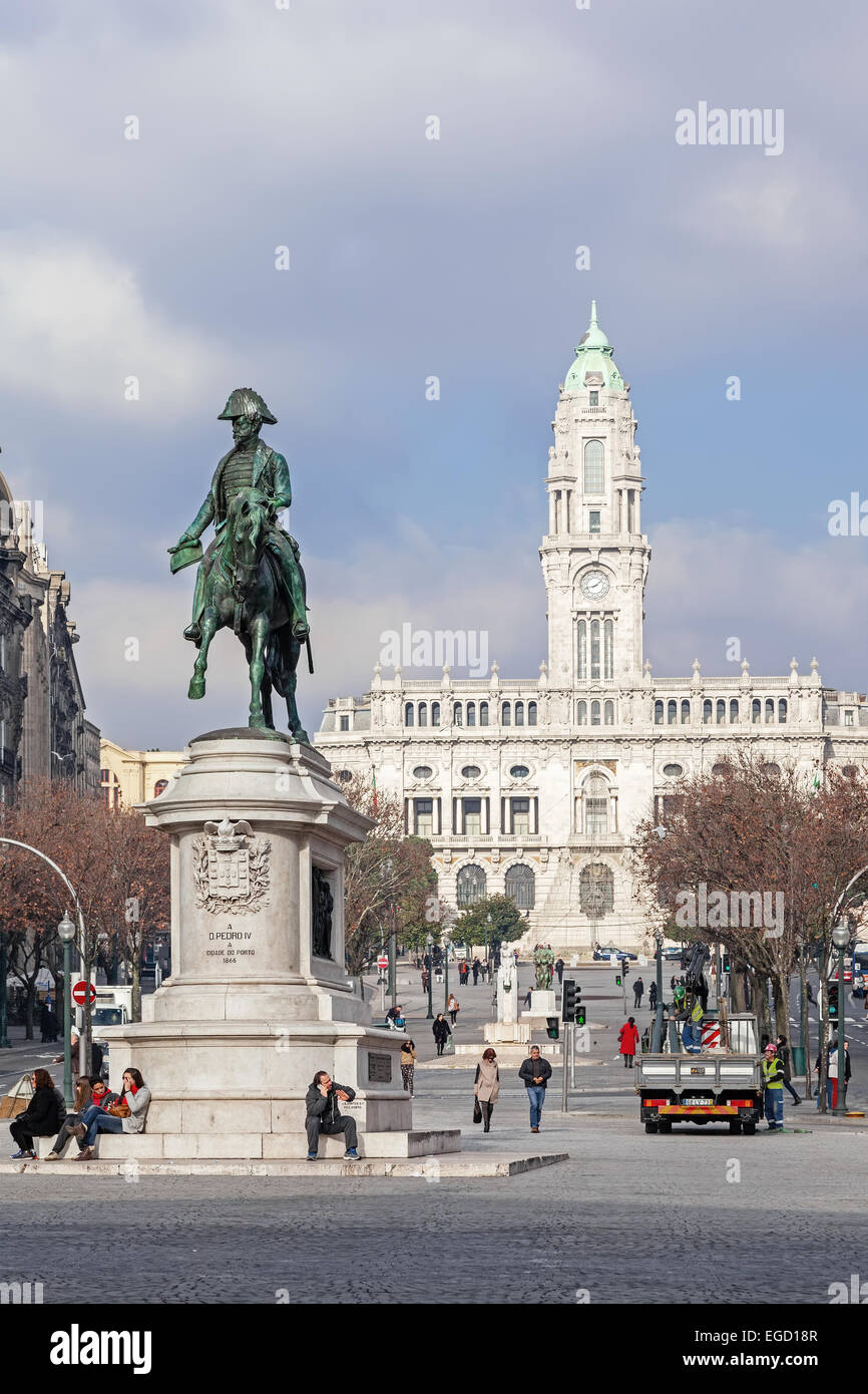 Aliados Avenue con Dom Pedro IV statua e il Municipio di Porto situato nella parte superiore Foto Stock