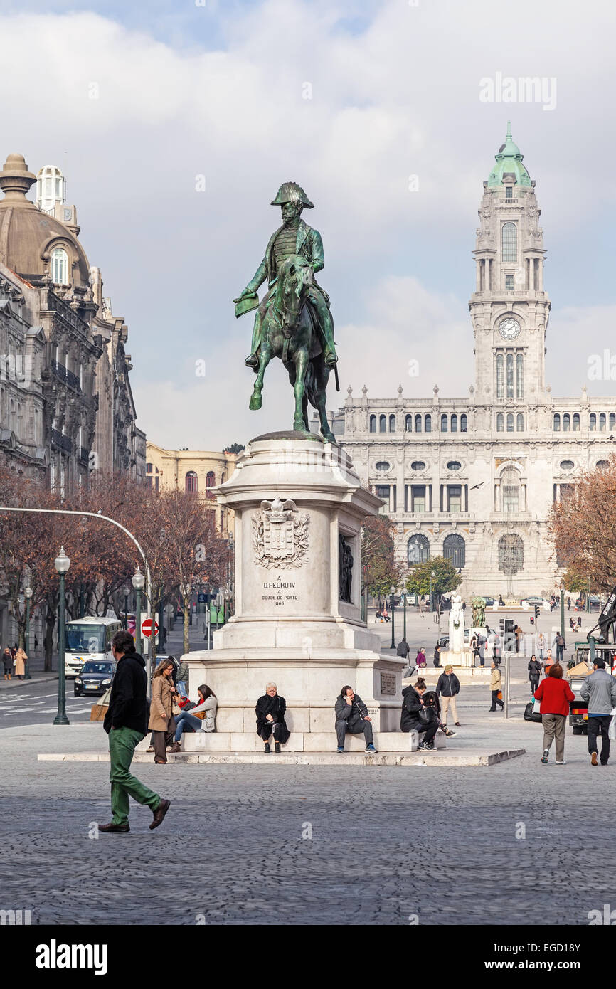 Aliados Avenue con Dom Pedro IV statua e il Municipio di Porto situato nella parte superiore Foto Stock
