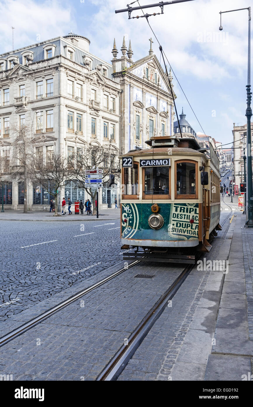 Porto, Portogallo. Il vecchio tram 22 passa da Aliados Avenue e Piazza Liberdade con la Chiesa Congregados in background. Foto Stock