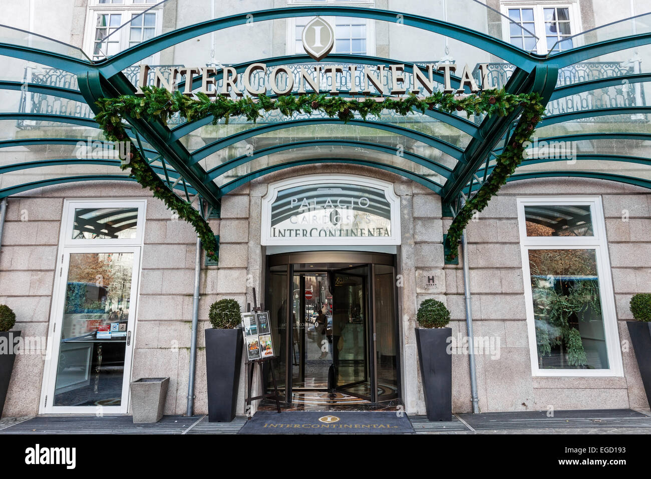 Ingresso del Palacio das Cardosas Intercontinental Hotel di fronte al Aliados Avenue e Piazza Liberdade. Un hotel a cinque stelle. Foto Stock