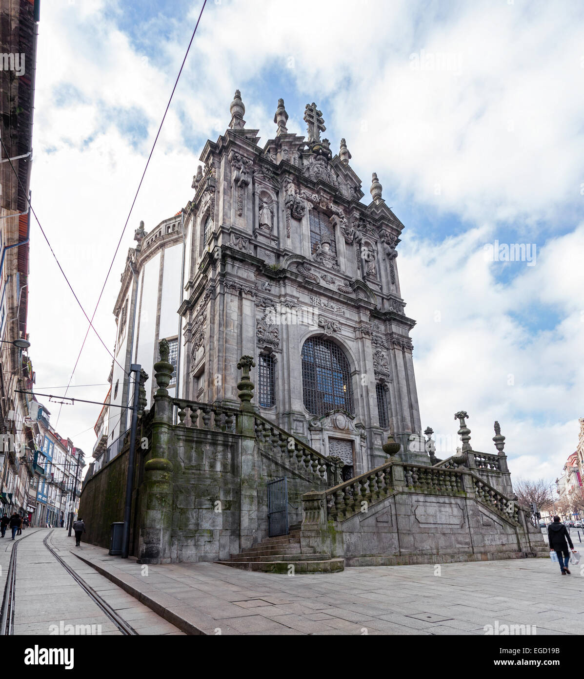 La Chiesa di Clerigos, che è attaccato alla mitica Torre Clerigos, uno dei punti di riferimento e i simboli della città di Porto Foto Stock