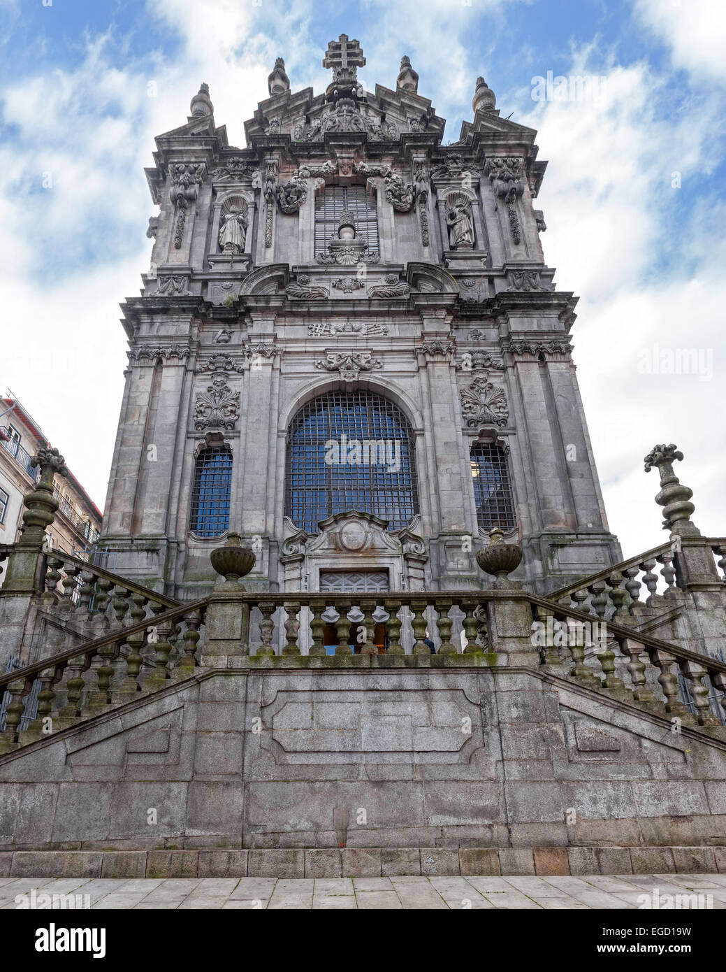 La Chiesa di Clerigos, che è attaccato alla mitica Torre Clerigos, uno dei punti di riferimento e i simboli della città di Porto Foto Stock