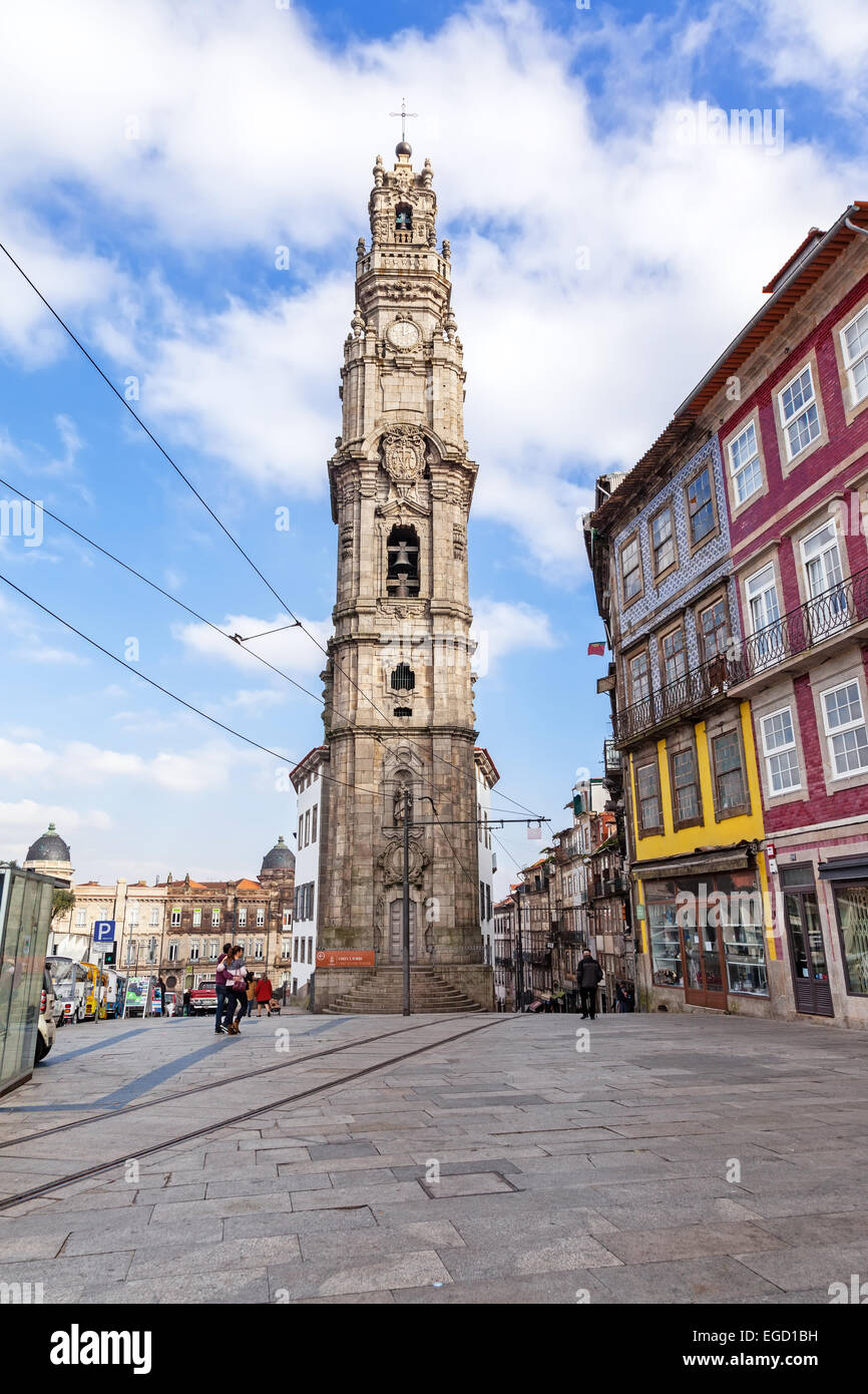 Porto, Portogallo. La mitica Torre Clerigos, uno dei punti di riferimento e simboli della città. Patrimonio Mondiale dell Unesco Foto Stock