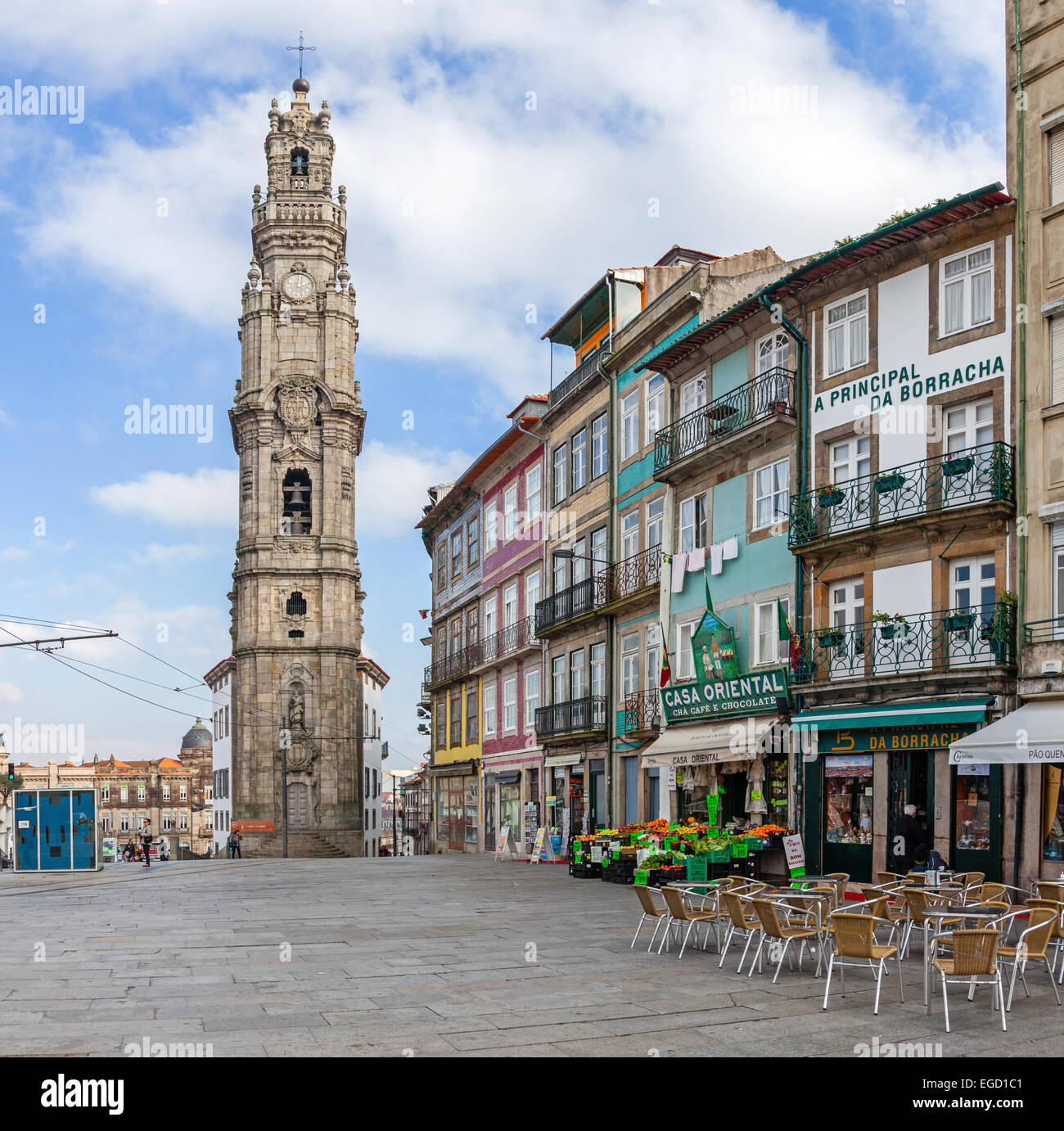 Porto, Portogallo. La mitica Torre Clerigos, uno dei punti di riferimento e simboli della città. Patrimonio Mondiale dell Unesco Foto Stock