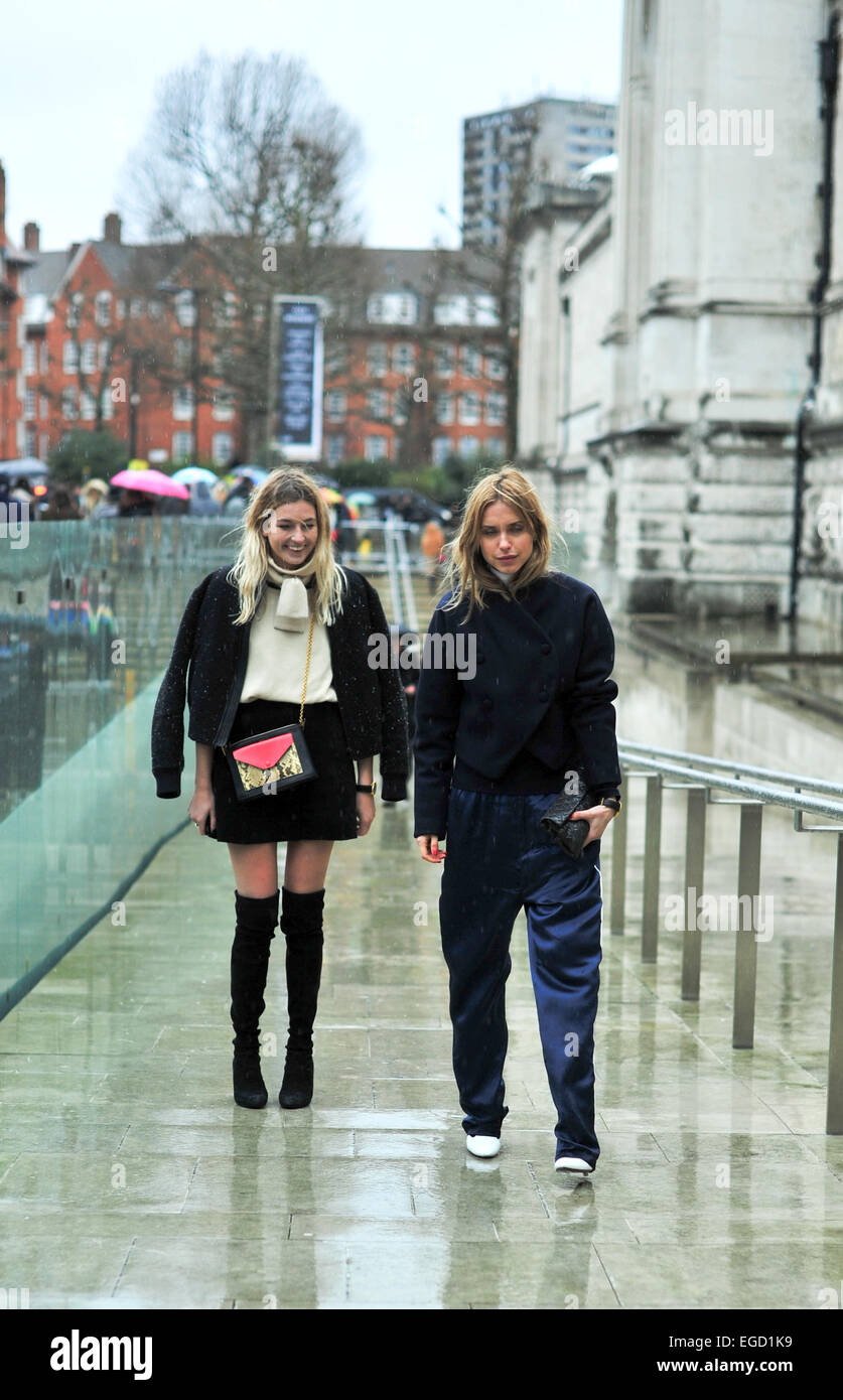 Londra, Regno Unito. Il 22 febbraio, 2015. Camille e un elegante showgoer frequentando la London Fashion Week - Feb 22, 2015 - Foto: Pista Manhattan/Celine Gaille/Alamy Live News Foto Stock