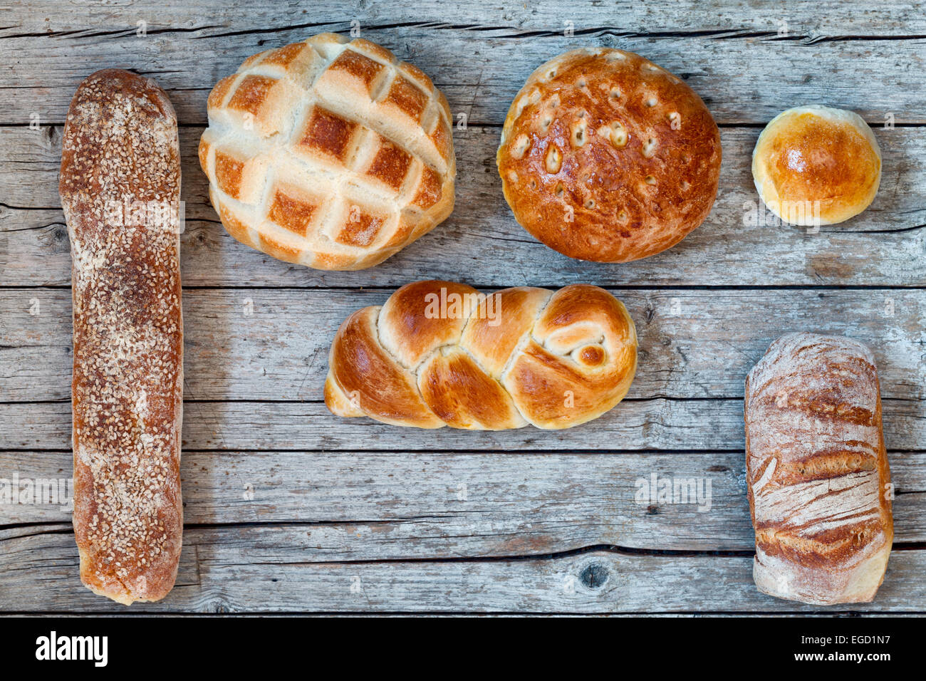 Vari tipi di pane su uno sfondo di legno Foto Stock