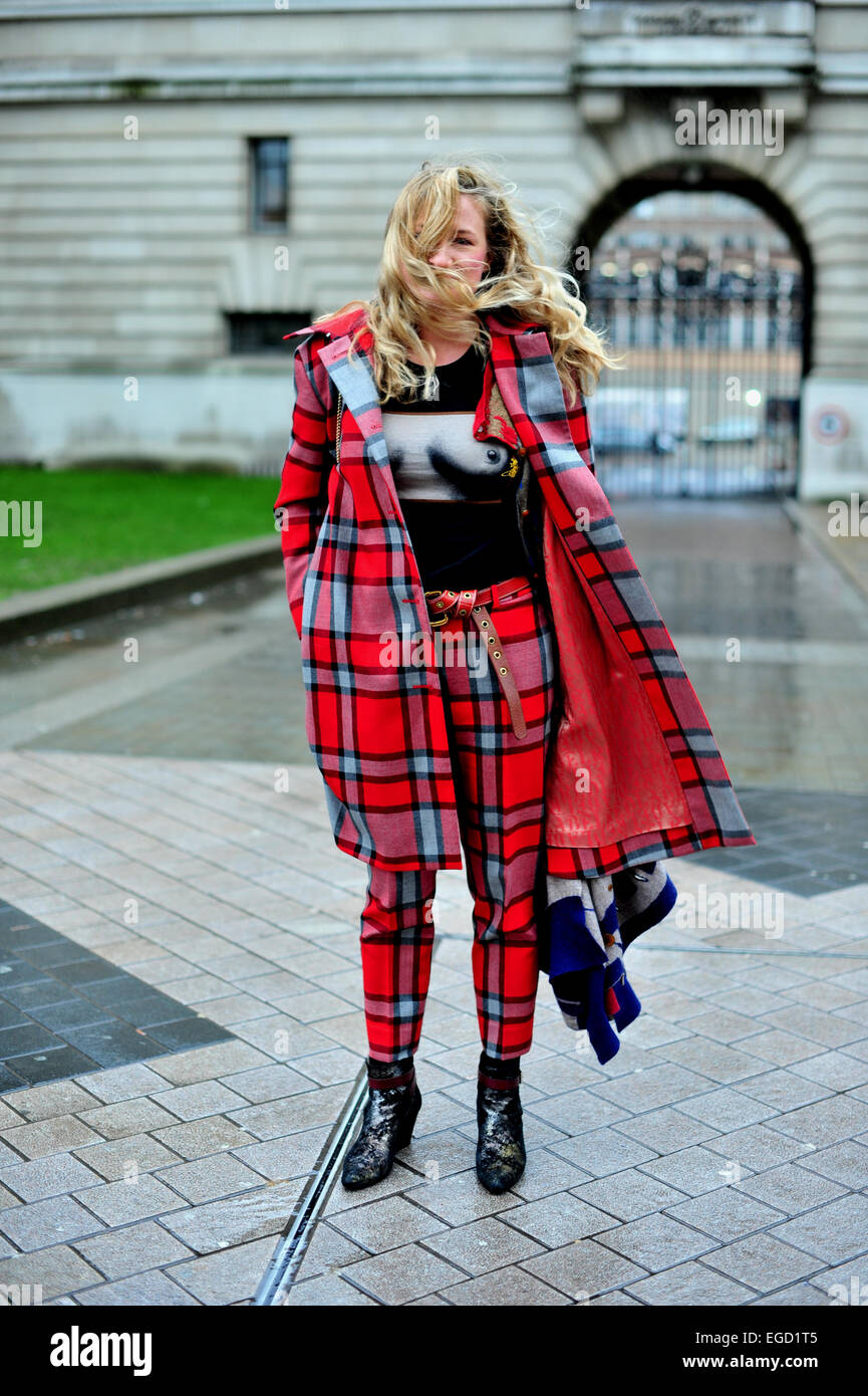 Londra, Regno Unito. Il 22 febbraio, 2015. Kat frequentando Vivien Westwood etichetta rossa. Foto : Pista Manhattan/Céline Gaille/Alamy Live News Foto Stock