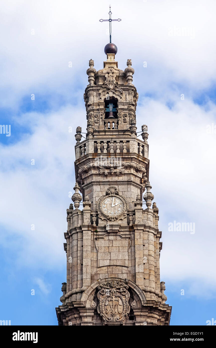 Parte superiore della mitica Torre Clerigos, uno dei punti di riferimento e i simboli della città di Porto, Portogallo. Patrimonio Mondiale dell Unesco Foto Stock