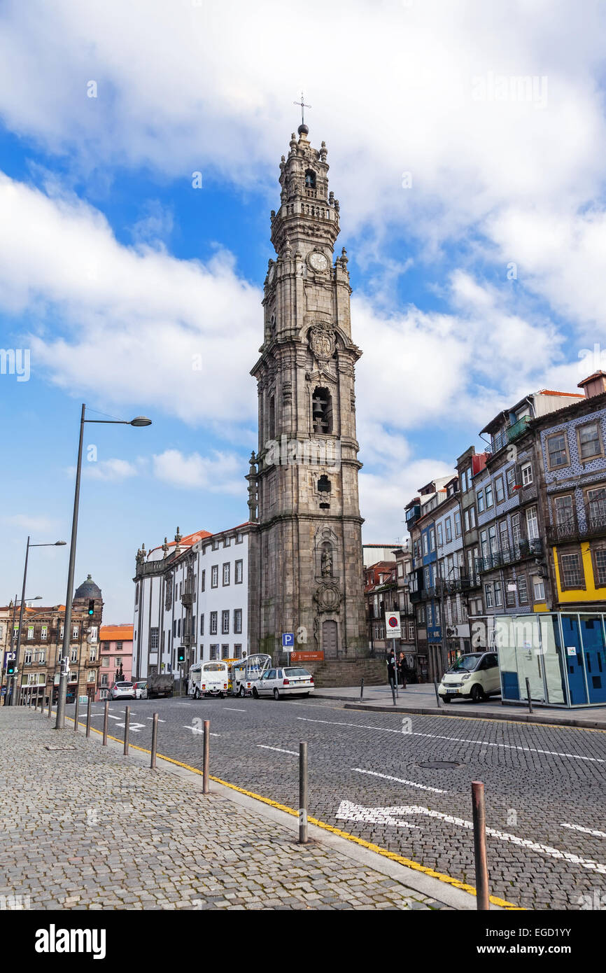 Porto, Portogallo. La mitica Torre Clerigos, uno dei punti di riferimento e simboli della città. Patrimonio Mondiale dell Unesco Foto Stock