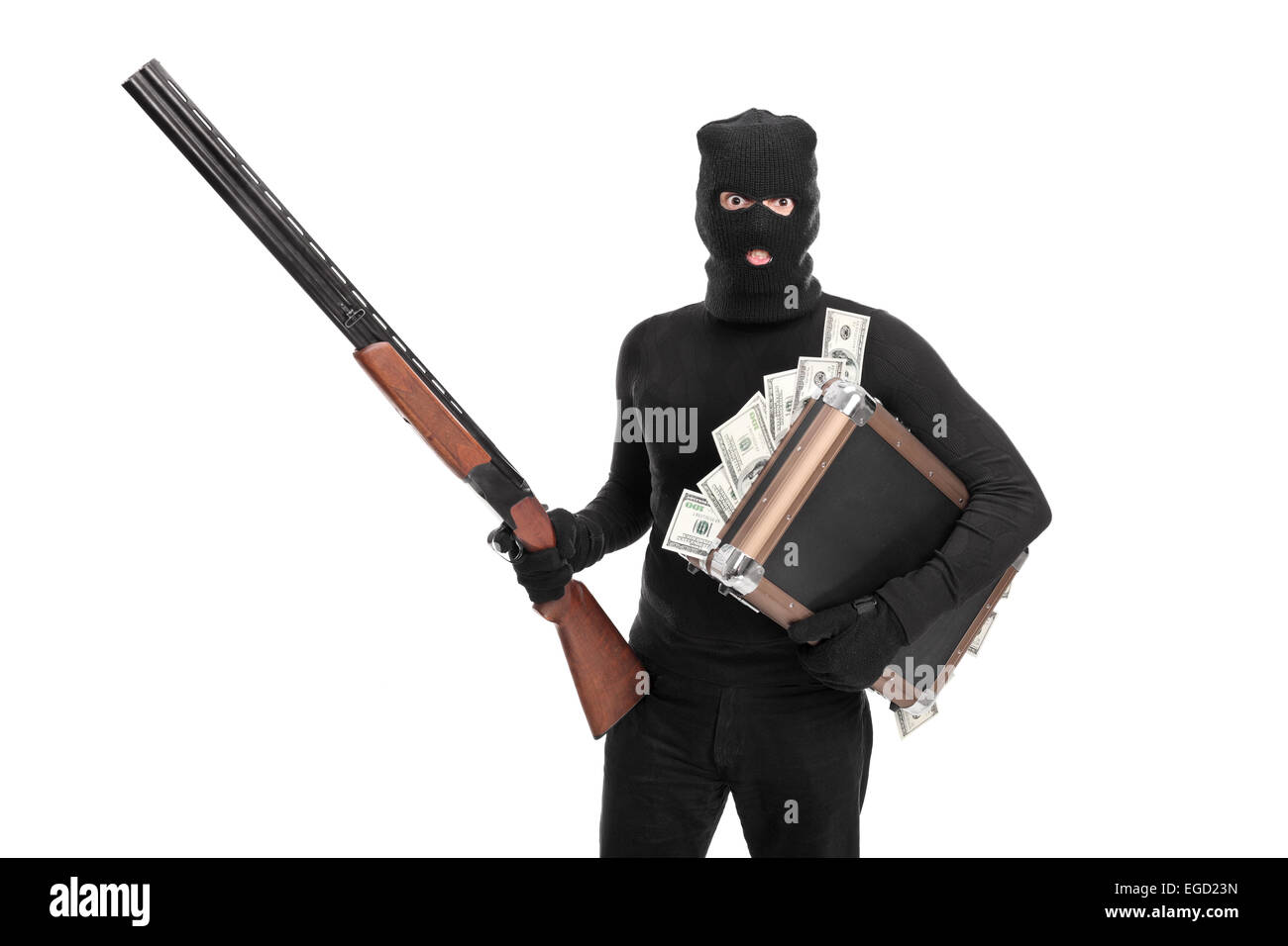 Ladro tenendo un sacchetto pieno di denaro e un fucile isolati su sfondo bianco Foto Stock