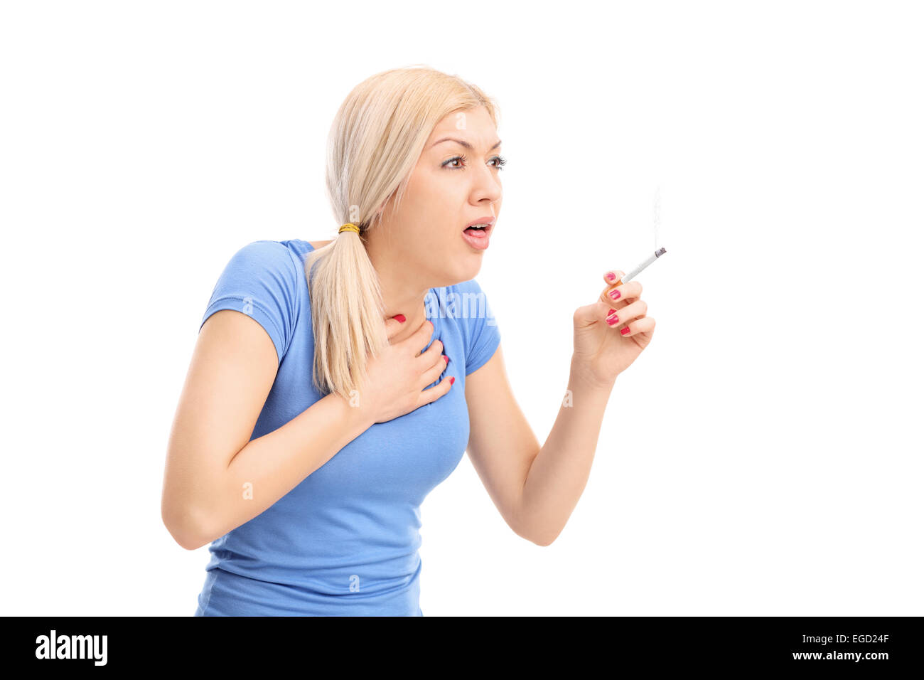 Giovane donna tosse da una sigaretta isolati su sfondo bianco Foto Stock