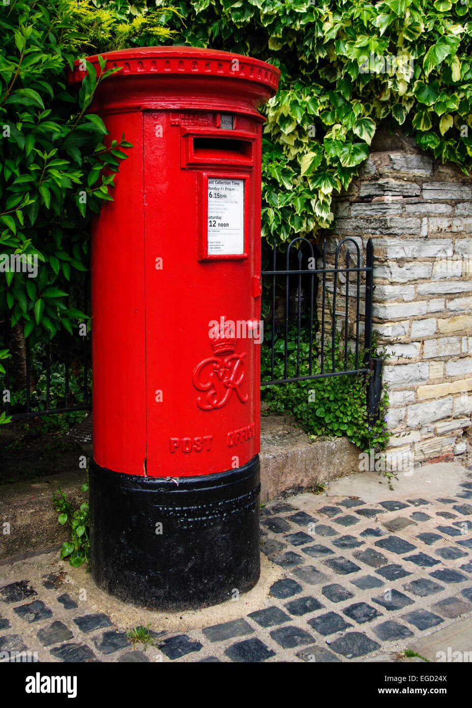 Rosso tipico post box in Inghilterra, Regno Unito Foto Stock