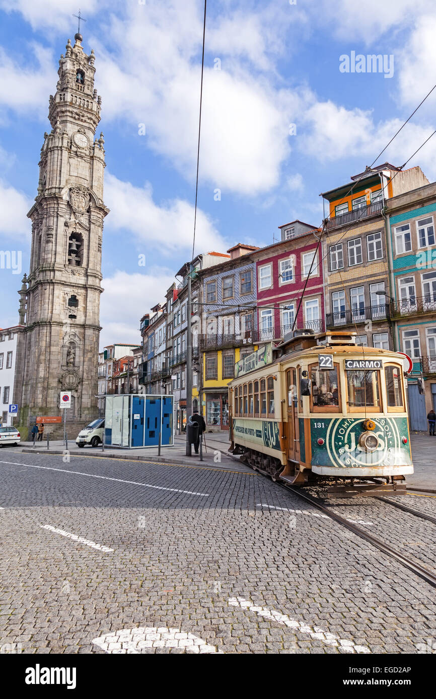 Porto, Portogallo. Il vecchio tram passa dalla Torre Clerigos, uno dei punti di riferimento e simboli della città. Foto Stock