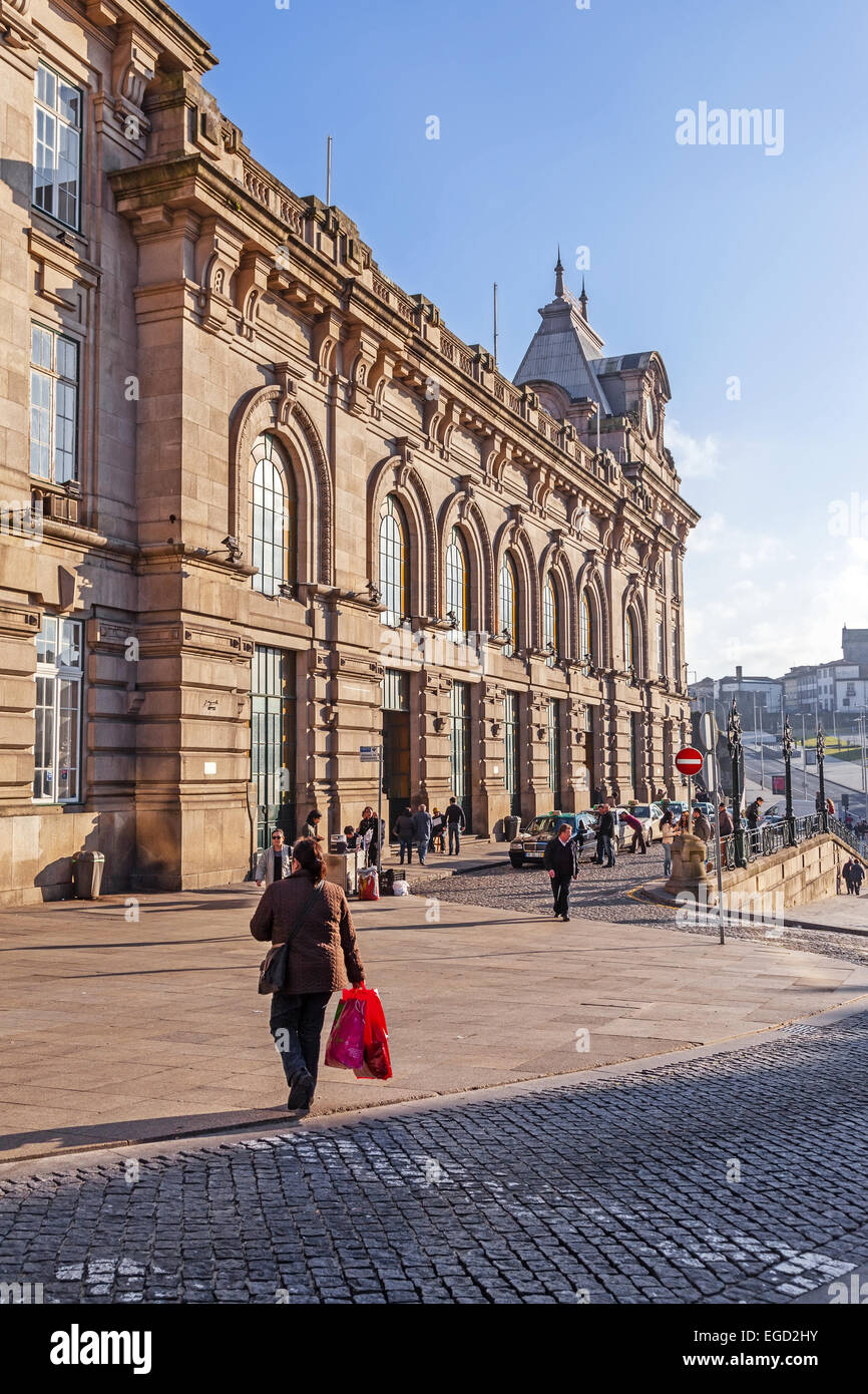 Porto, Portogallo. Alla stazione ferroviaria di Sao Bento, una delle più importanti stazioni ferroviarie della città e Almeida Garret Square. Foto Stock