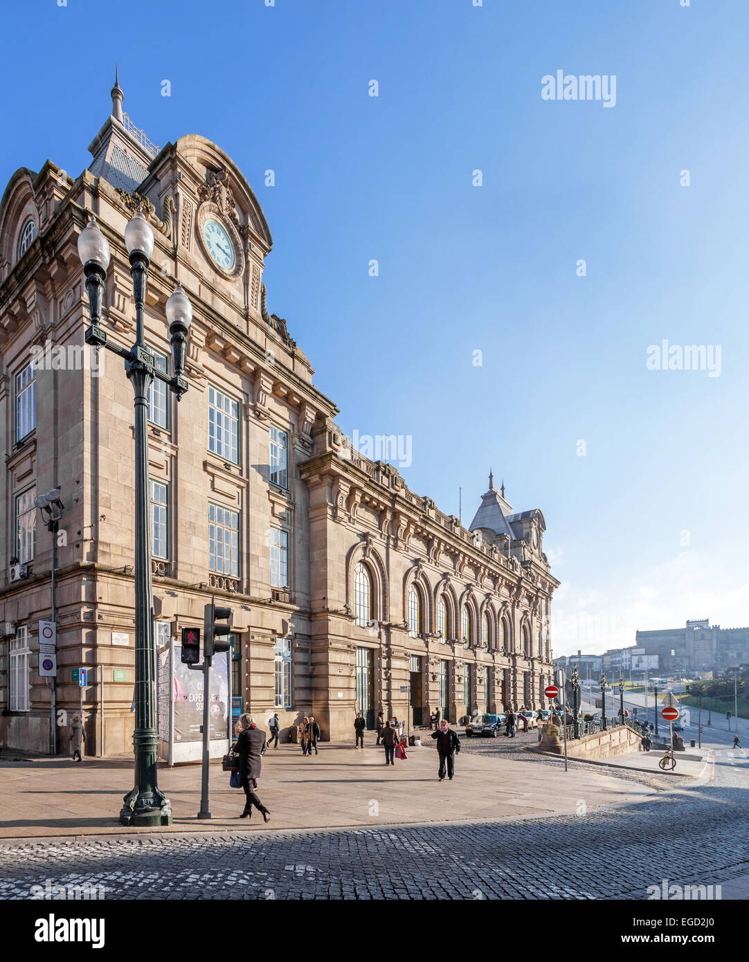 Porto, Portogallo. Alla stazione ferroviaria di Sao Bento, una delle più importanti stazioni ferroviarie della città e Almeida Garret Square. Foto Stock
