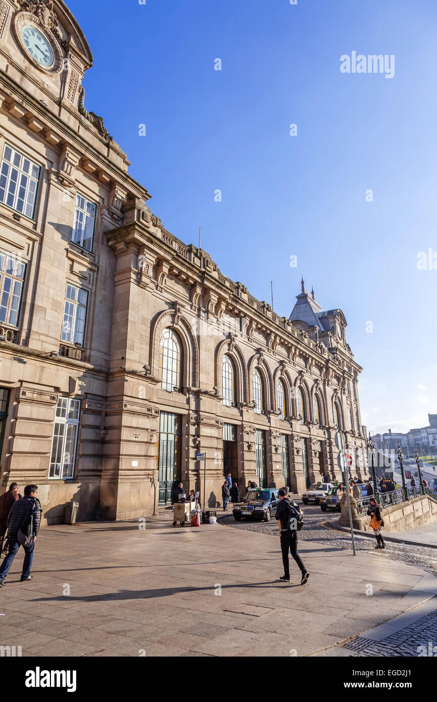 Porto, Portogallo. Alla stazione ferroviaria di Sao Bento, una delle più importanti stazioni ferroviarie della città e Almeida Garret Square. Foto Stock