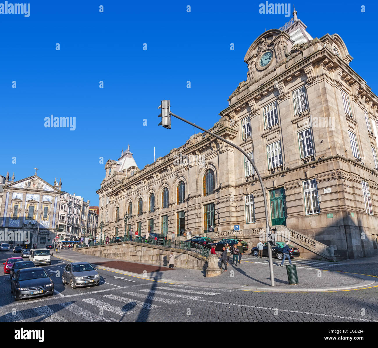 Porto, Portogallo. Vista dell'Almeida Garret piazza con la alla stazione ferroviaria di Sao Bento e Congregados Chiesa all'indietro. Foto Stock