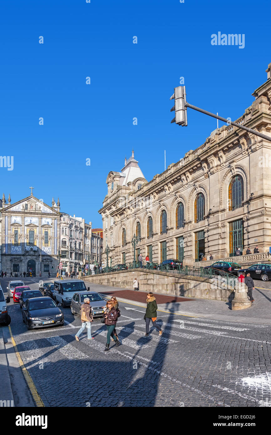 Porto, Portogallo. Vista dell'Almeida Garret piazza con la alla stazione ferroviaria di Sao Bento e Congregados Chiesa all'indietro. Foto Stock
