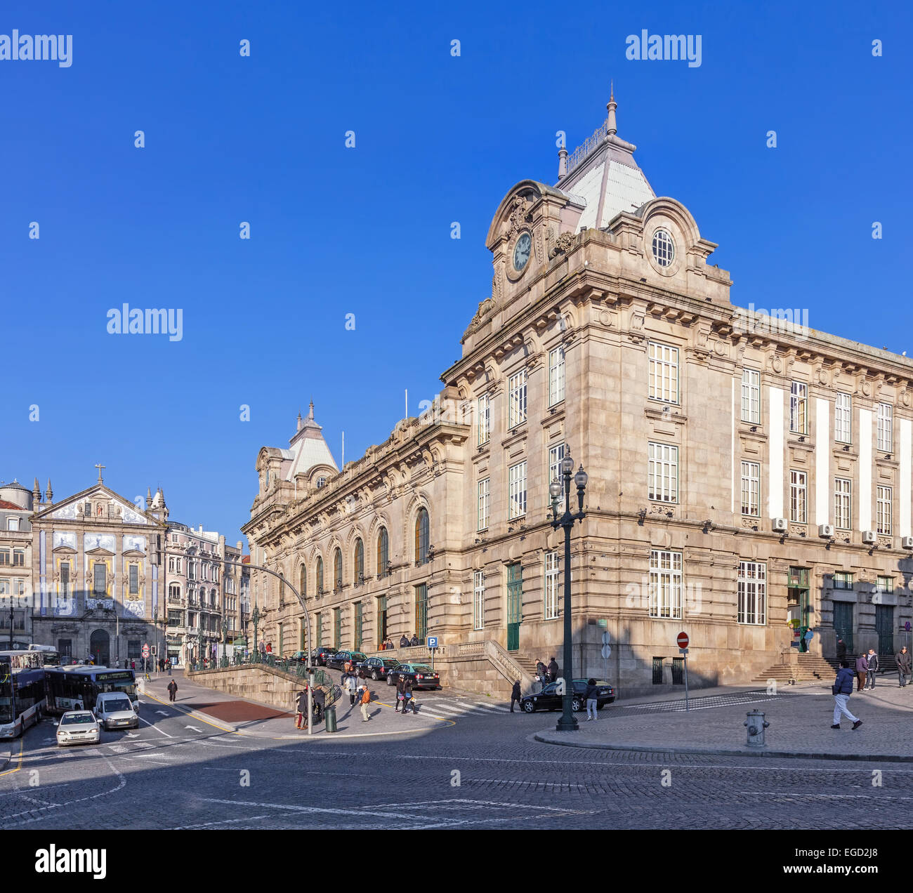 Porto, Portogallo. Vista dell'Almeida Garret piazza con la alla stazione ferroviaria di Sao Bento e Congregados Chiesa all'indietro. Foto Stock