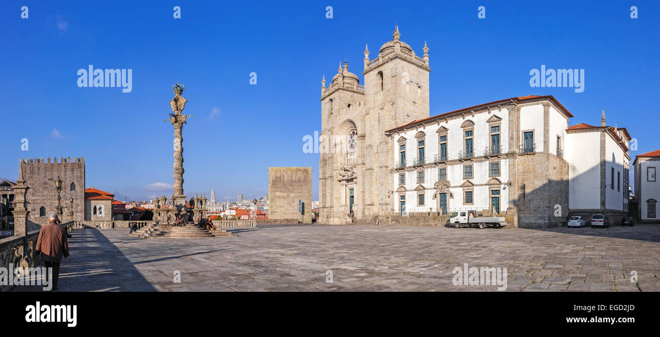 Porto, Portogallo. Cattedrale o Sé Catedral e la gogna in piazza del Duomo aka Terreiro da sé. Il romanico e il Gotico Foto Stock