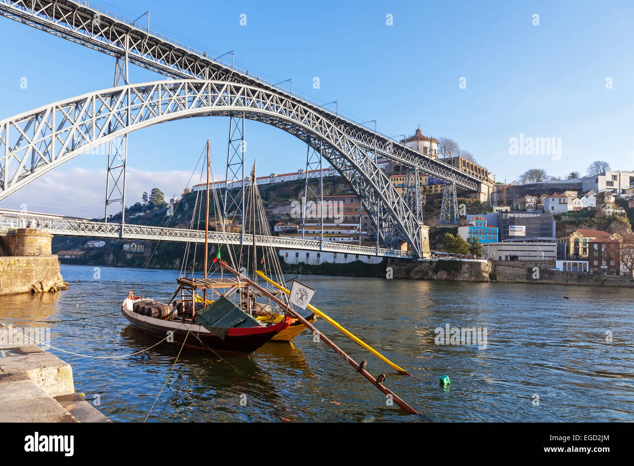 L'iconico Rabelo barche, il tradizionale vino di Porto trasporti, con il quartiere Ribeira e il Dom Luis I Bridge Foto Stock
