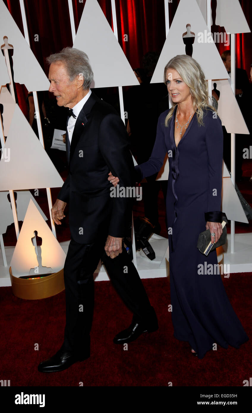Regista e attore Clint Eastwood e il partner Christina Sandera frequentare la 87th Academy Awards, Oscar, in Dolby Theatre di Los Angeles, Stati Uniti d'America, il 22 febbraio 2015. Foto: Hubert Boesl - nessun filo SERVICE - © dpa picture alliance/Alamy Live News Credito: dpa picture alliance/Alamy Live News Foto Stock