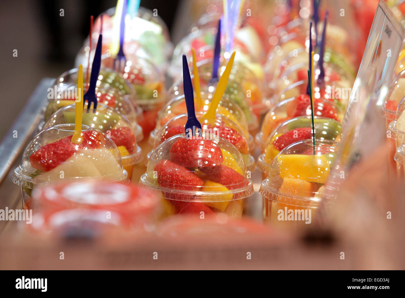 Vivacemente colorati sani fresche insalate di frutta in vendita cibo al Mercato della Boqueria, alla Rambla, Barcelona, Spagna Foto Stock