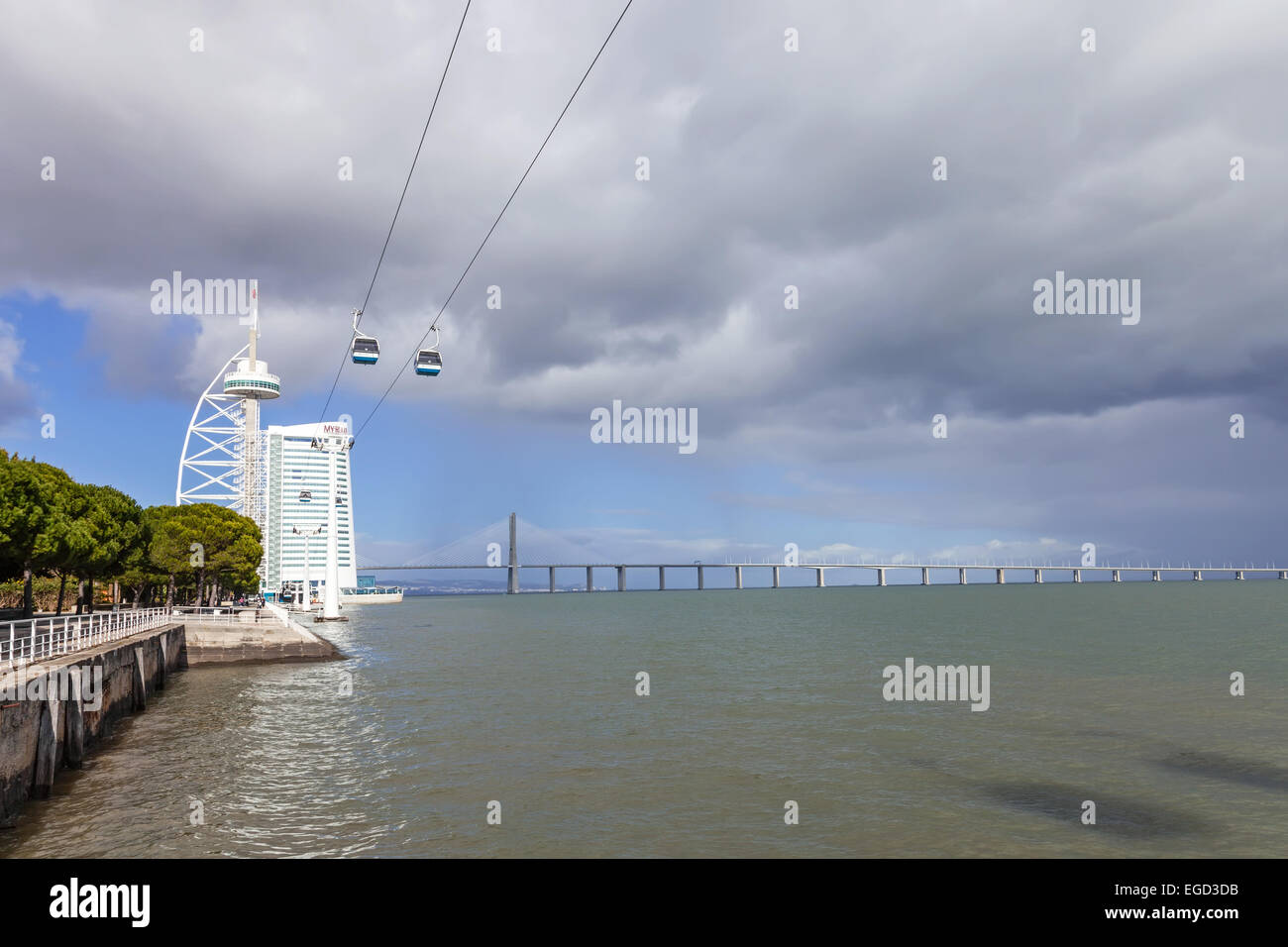 Torre Vasco da Gama, la miriade di Hotel, la linea tramviaria e il Ponte Vasco da Gama nel Parco delle nazioni. Lisbona, Portogallo. Foto Stock