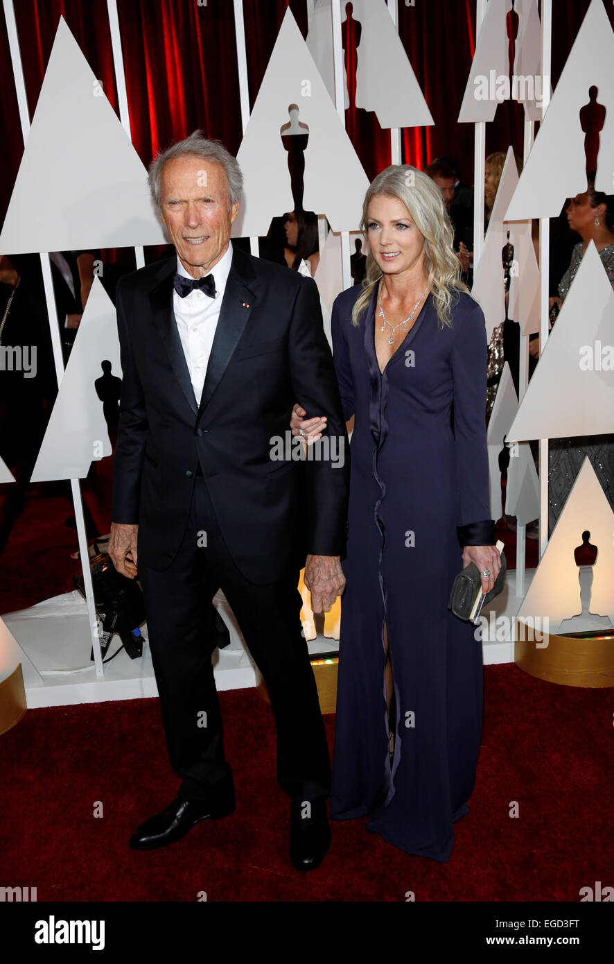 Regista e attore Clint Eastwood e il partner Christina Sandera frequentare la 87th Academy Awards, Oscar, in Dolby Theatre di Los Angeles, Stati Uniti d'America, il 22 febbraio 2015. Foto: Hubert Boesl - nessun filo SERVICE - © dpa picture alliance/Alamy Live News Credito: dpa picture alliance/Alamy Live News Foto Stock