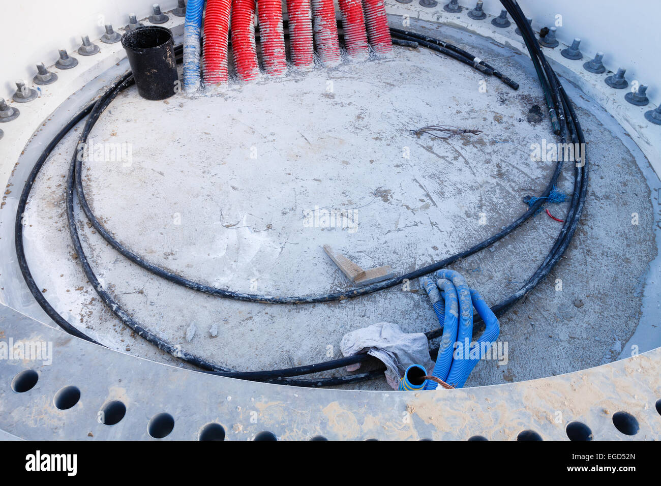 Costruzione di fondo pronto per essere sssembled sulla nuova fattoria eolica Foto Stock