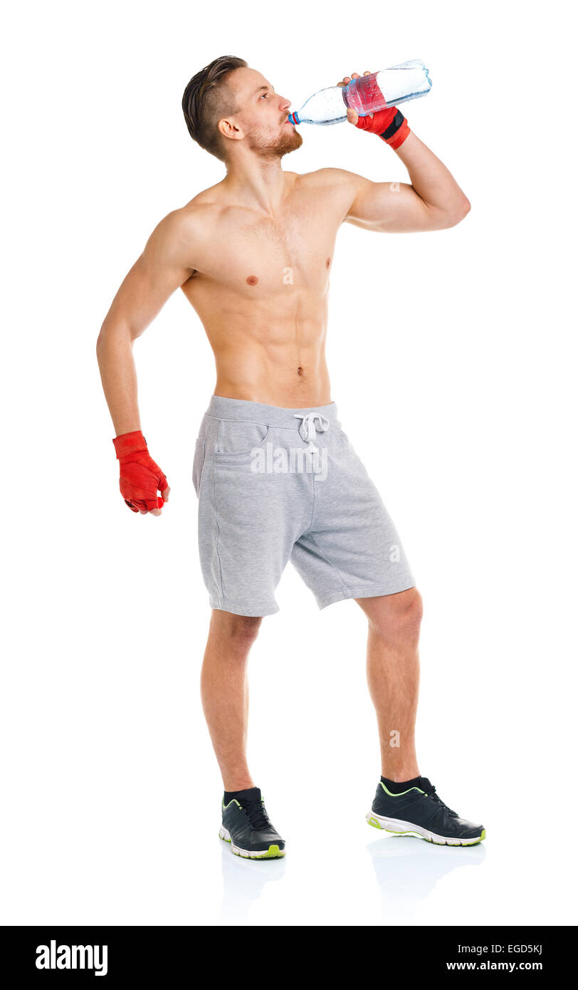 Sport attraente uomo che indossa la boxe bende e di bere acqua fresca su sfondo bianco Foto Stock