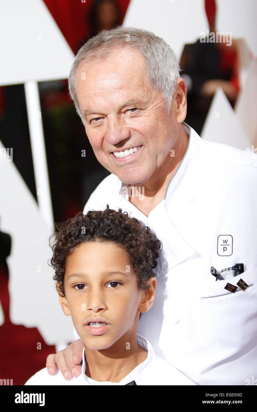 Lo Chef Wolfgang Puck e son Oliver Puck frequentare la 87th Academy Awards, Oscar, in Dolby Theatre di Los Angeles, Stati Uniti d'America, il 22 febbraio 2015. © dpa picture alliance/Alamy Live News Credito: dpa picture alliance/Alamy Live News Foto Stock