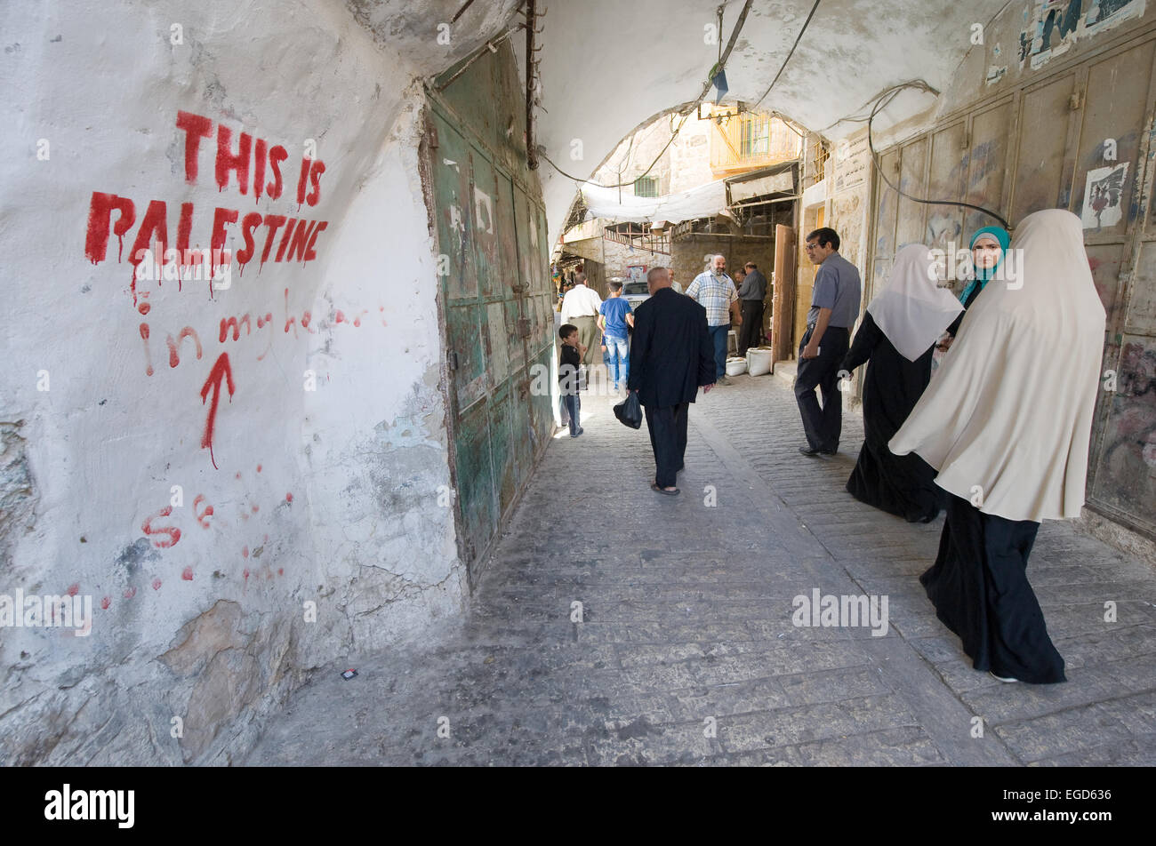 HEBRON, Israele - 10 OTT 2014: "Questa è la Palestina' scritto su una parete in una delle piccole strade della città vecchia nel centro o Foto Stock
