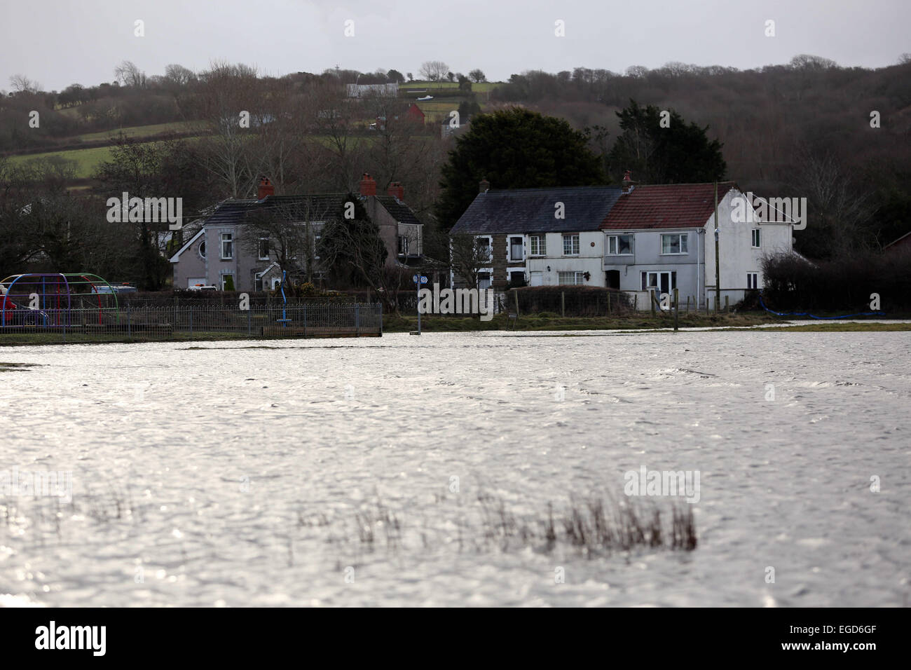 HD Video disponibili Foto: l'alta marea dell'Estuario Loughor approcci case del borgo di Crofty, vicino a Swansea nel Galles del Sud Re: una serie di insolitamente alte maree, doppiato super maree hanno colpito parti del Regno Unito. Credito: D Legakis/Alamy Live News Foto Stock