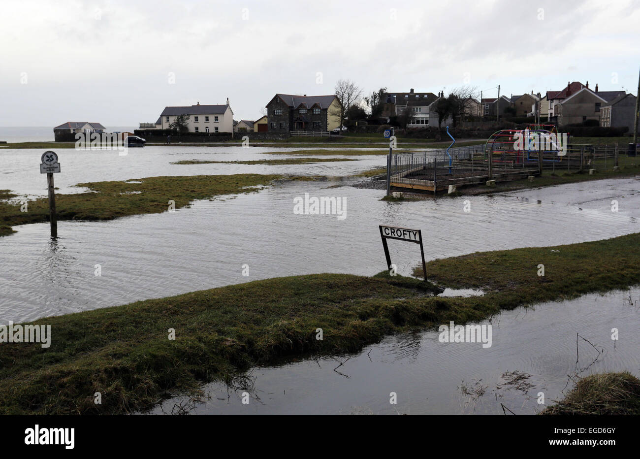 Crofty, UK. Lunedì 23 febbraio 2015 nell'immagine: alta marea dell'Estuario Loughor nel villaggio di Crofty, vicino a Swansea nel Galles del Sud Re: una serie di insolitamente alte maree, doppiato super maree hanno colpito parti del Regno Unito. Credito: D Legakis/Alamy Live News Foto Stock