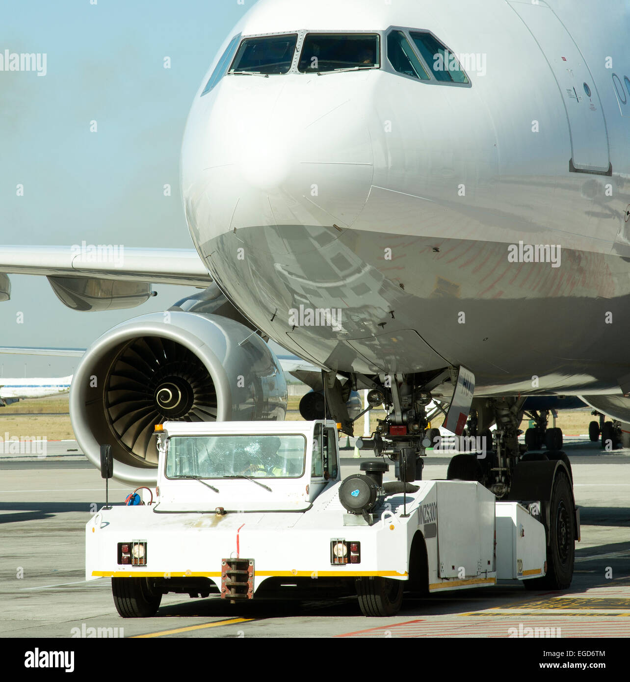 Jet del passeggero trainato da un rimorchiatore al aeroporto di pista di rullaggio Foto Stock
