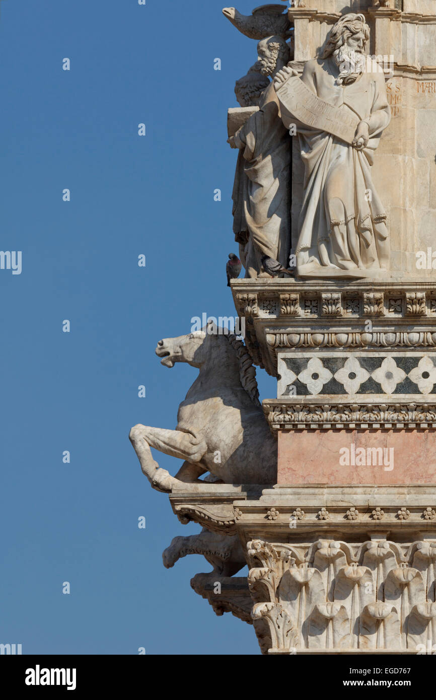 Particolare della facciata del Duomo Il Duomo di Santa Maria, Siena, Sito Patrimonio Mondiale dell'UNESCO, Toscana, Italia, Europa Foto Stock