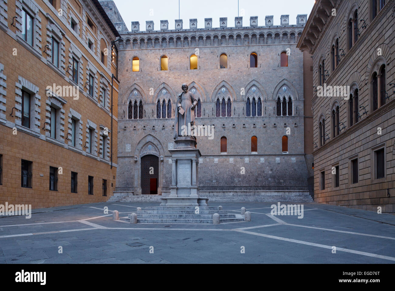 Palazzo Salimbeni la sera notte, Siena, Sito Patrimonio Mondiale dell'UNESCO, Toscana, Italia, Europa Foto Stock