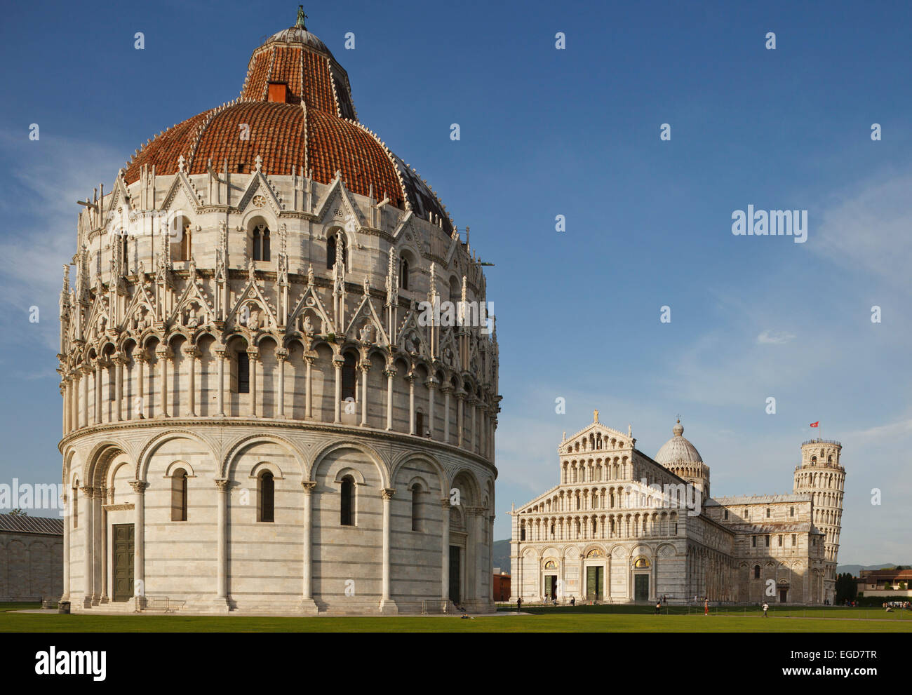 Il Battistero, il Battistero e il Duomo, la cattedrale, il campanile, la torre campanaria, Torre pendente, Torre Pendente e Piazza dei Miracoli, la piazza dei Miracoli, Piazza del Duomo, Piazza del Duomo, Sito Patrimonio Mondiale dell'UNESCO, Pisa, Toscana, Italia, Europa Foto Stock
