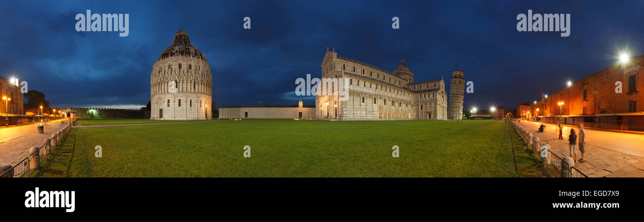 Il Battistero, il Battistero e il Duomo, la cattedrale e il campanile, la torre campanaria, Torre pendente, Torre pendente di notte, Piazza dei Miracoli, la piazza dei Miracoli, Piazza del Duomo, Piazza del Duomo, Sito Patrimonio Mondiale dell'UNESCO, Pisa, Toscana, Italia, Europa Foto Stock