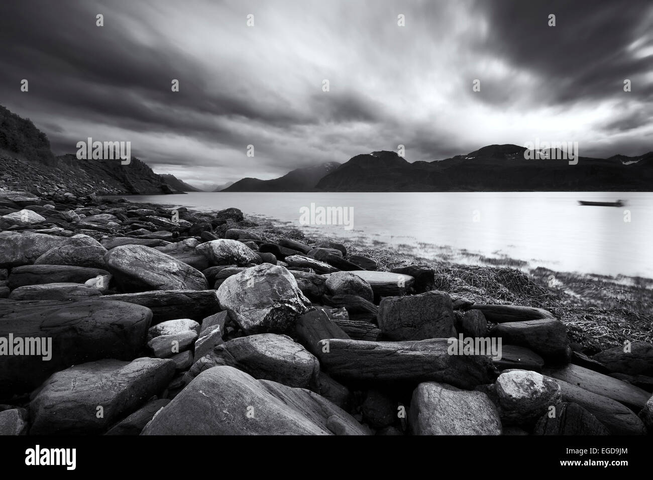 In bianco e nero il colpo di terreni accidentati del fiordo di Lyngen in autunno, Troms, Norvegia Foto Stock