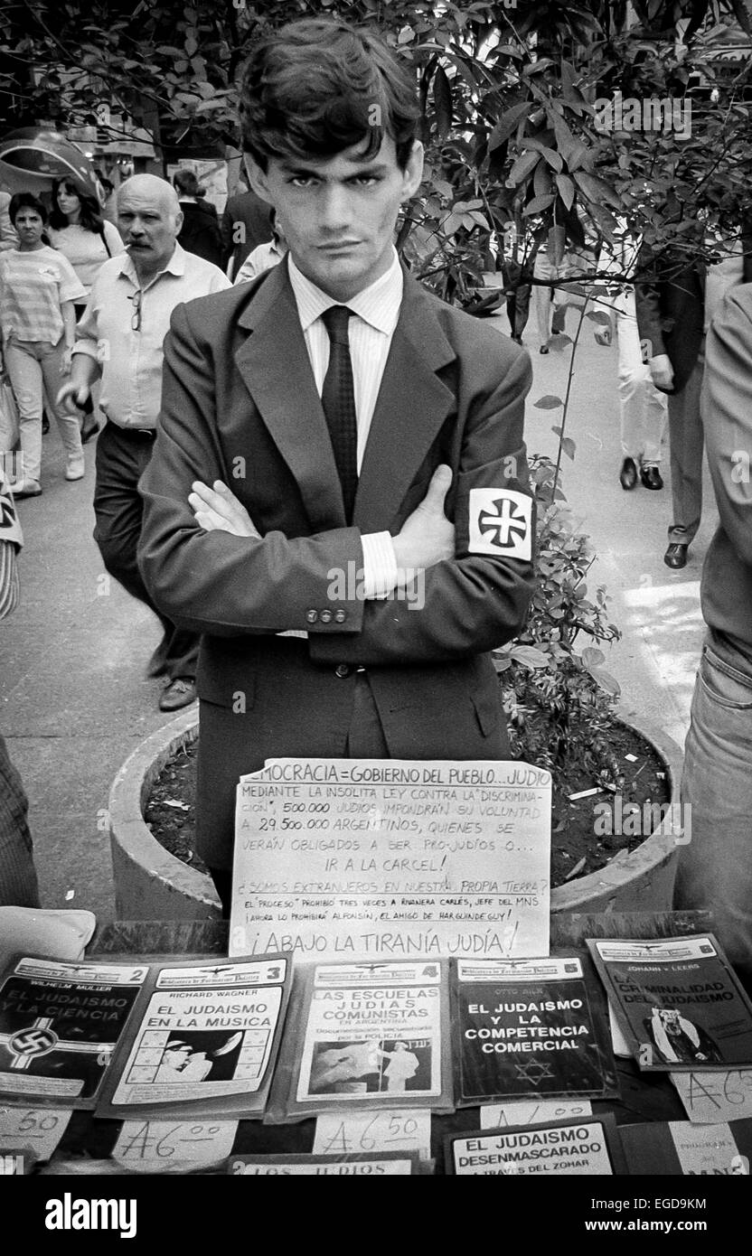 Il Neo-nazisti vendendo libri su Calle Florida (Florida Street, nel centro di Buenos Aires, Argentina. Foto Stock
