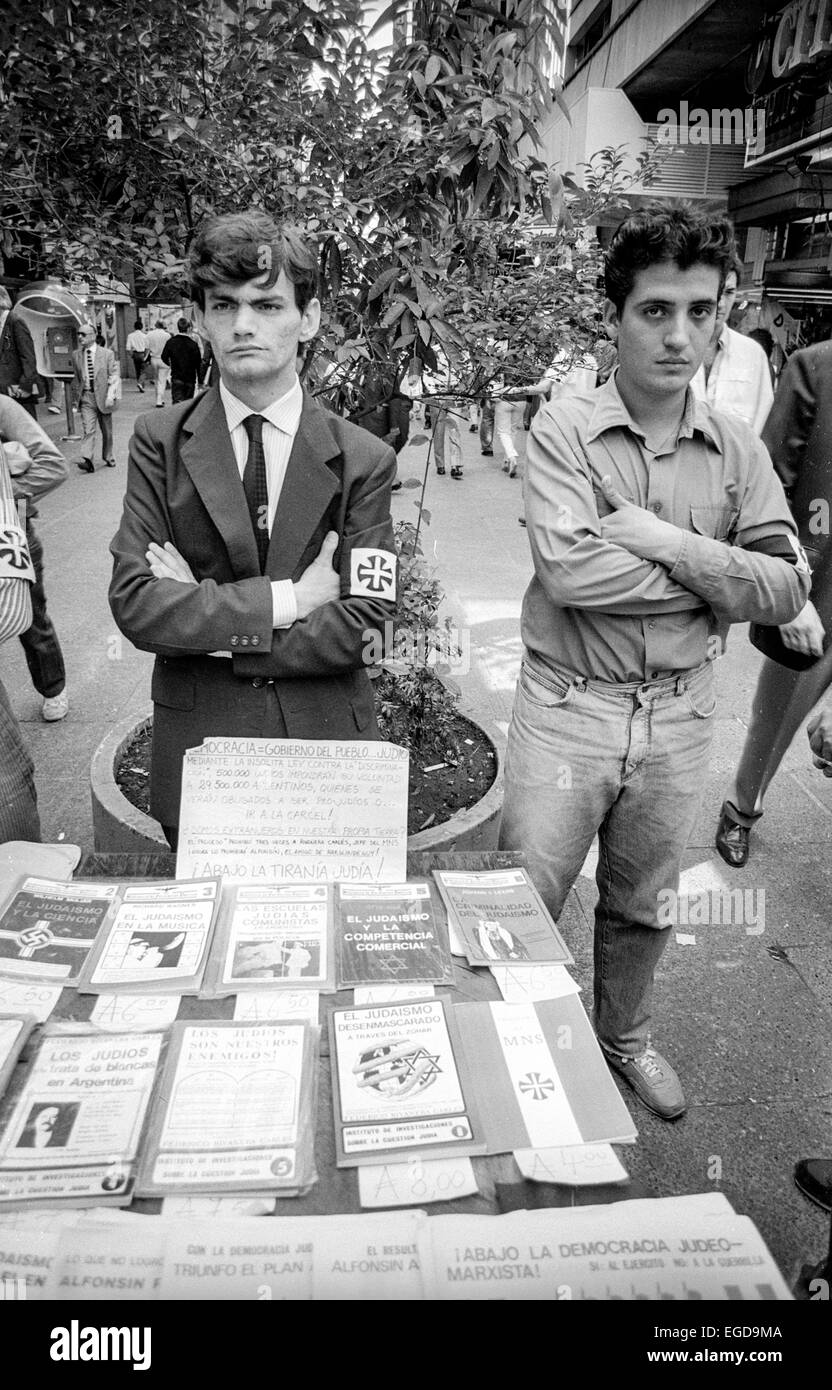 Il Neo-nazisti vendendo libri su Calle Florida (Florida Street, nel centro di Buenos Aires, Argentina. Foto Stock