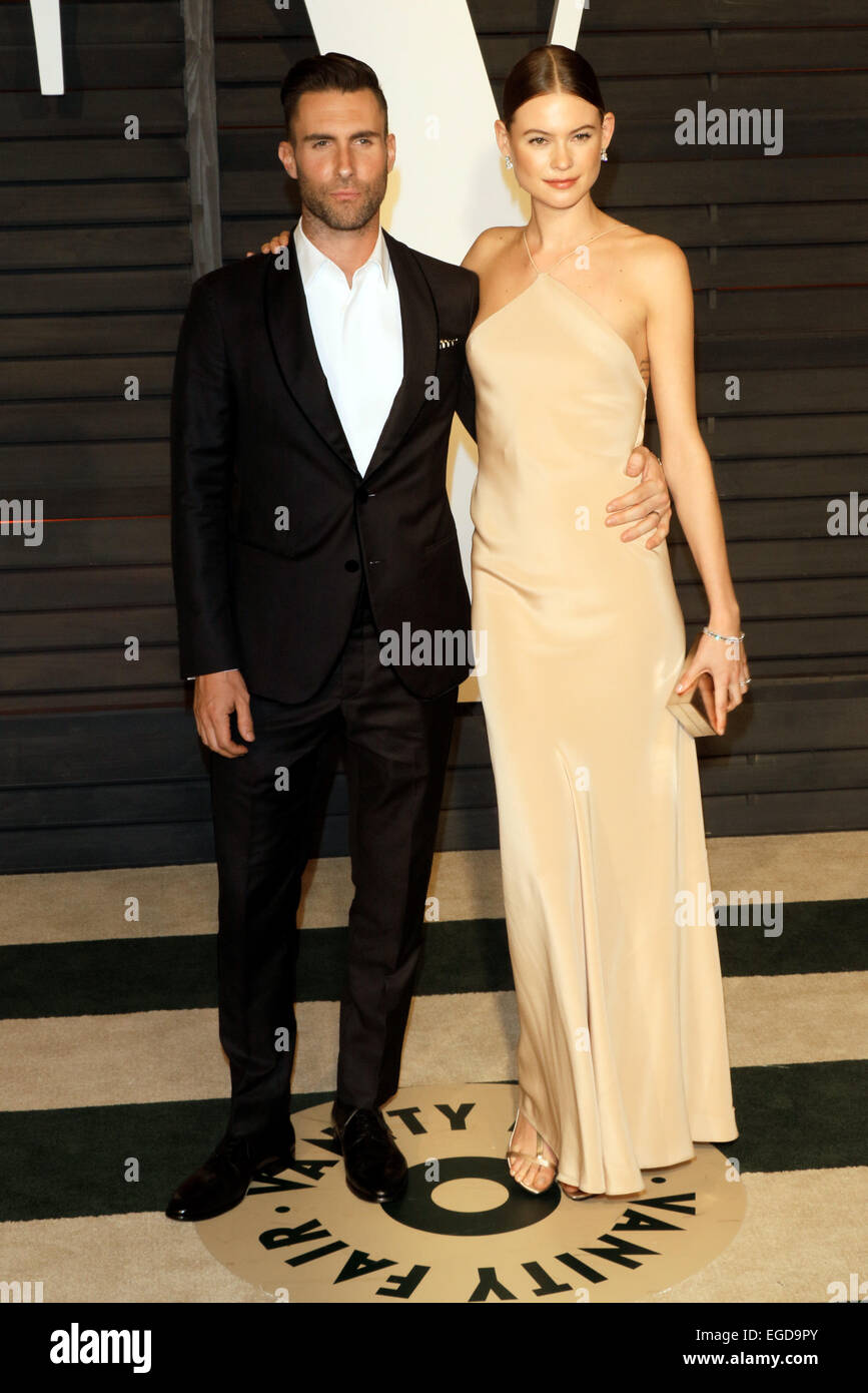 Il cantante Adam Levine e modello Behati Prinsloo frequentare il Vanity Fair Oscar Party a Wallis Annenberg Center for the Performing Arts di Beverly Hills, Los Angeles, Stati Uniti d'America, il 22 febbraio 2015. © dpa picture alliance/Alamy Live News Credito: dpa picture alliance/Alamy Live News Foto Stock