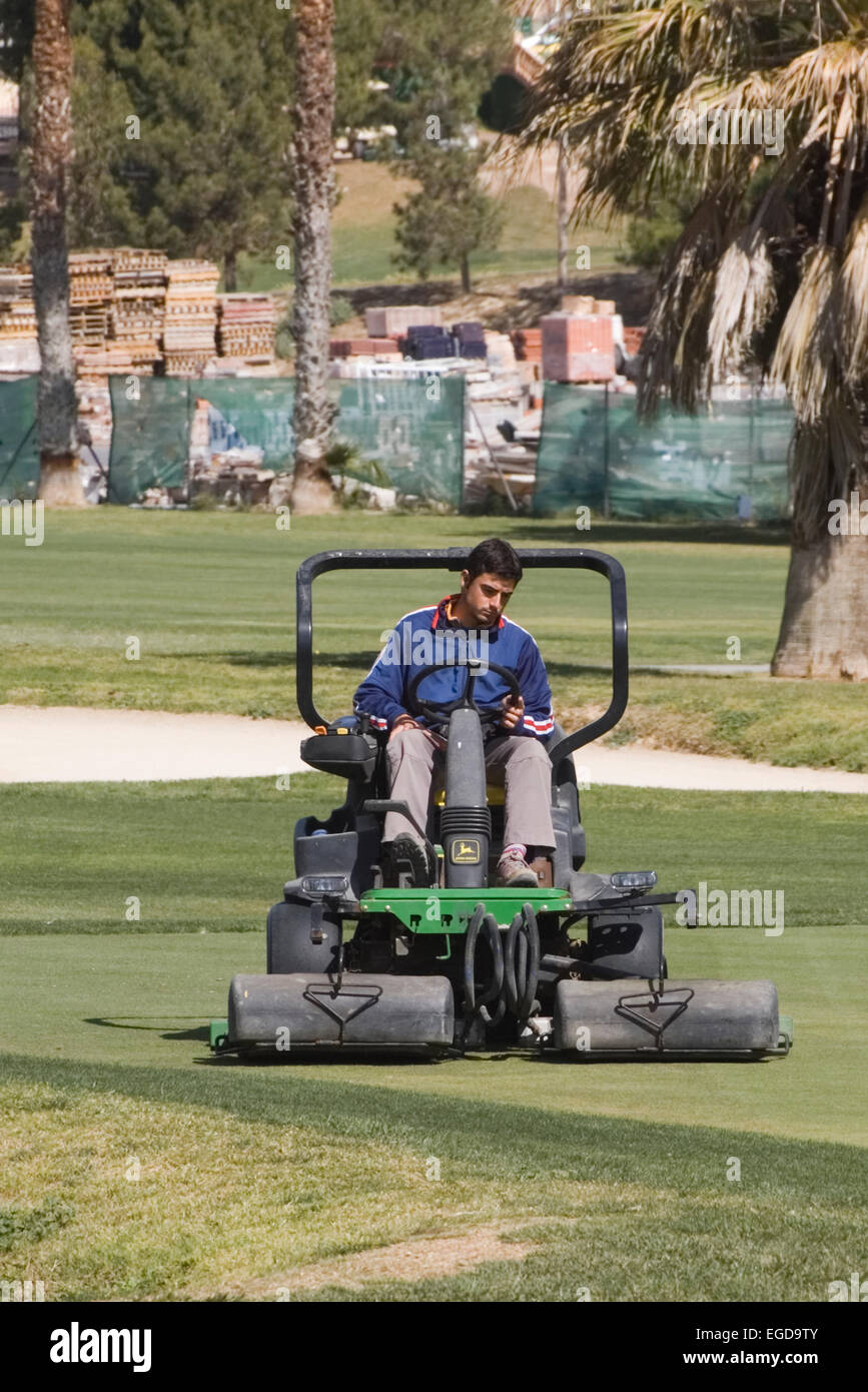 Greenkeeper il taglio del Green presso la Marchesa Golf e Country Club Quesada Spagna Foto Stock