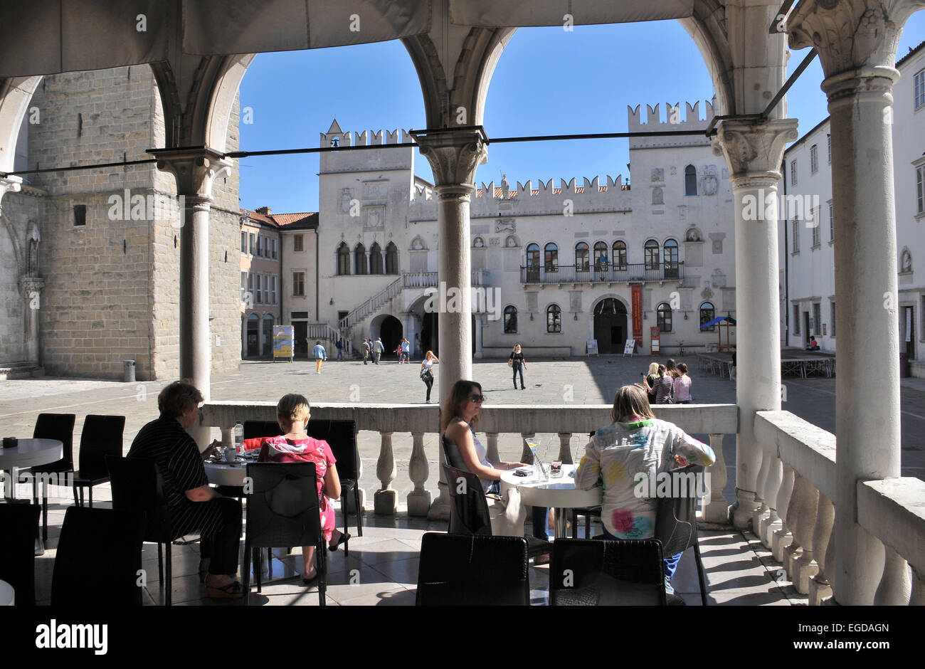 Caffè sulla piazza Tito a Capodistria, Palazzo Pretorio in background, Slovenia Foto Stock